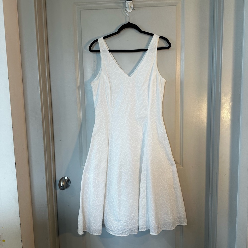 Feminine White Textured Floral Sleeveless Fit & Flare Skater Sun Dress, Medium